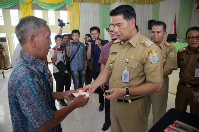 Secara simbolis Walikota serahkan honor Ketua RT.